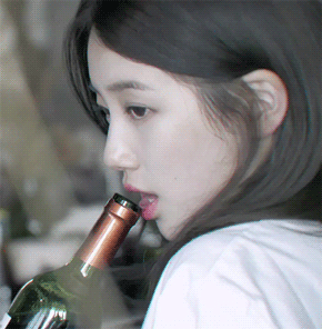 눈빛 쩌는 수지.gif | 인스티즈
