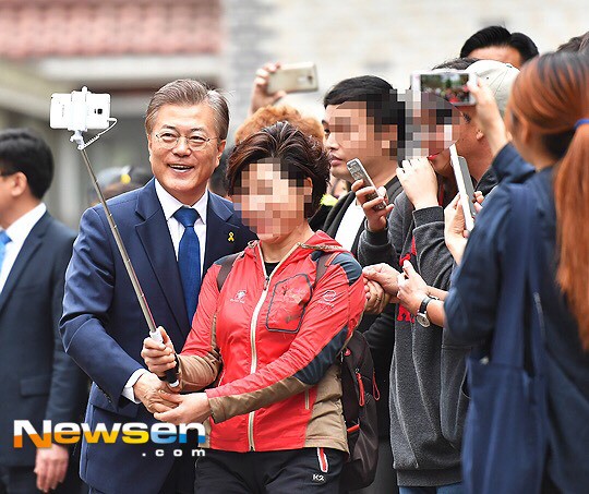 5/9 오전, 투표하는 문재인.jpg | 인스티즈