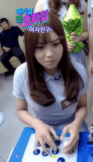 [여자친구] 대기실 옆 오락실 여자친구편 엄지 움짤 | 인스티즈