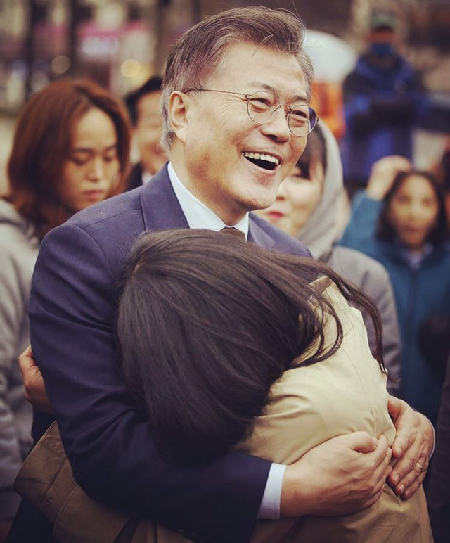결전의 날을 하루 앞두고 지지자들이 하는 응원의 말을 리트윗하는 문재인의 심정은 어떨까 | 인스티즈