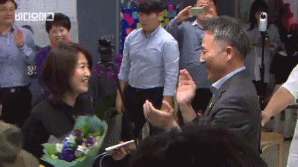 당선 됐을 당시 표창원 의원.gif | 인스티즈
