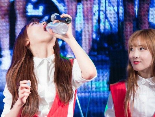 러블리즈 물 마시는 빵떡이가 신기한 지애 | 인스티즈
