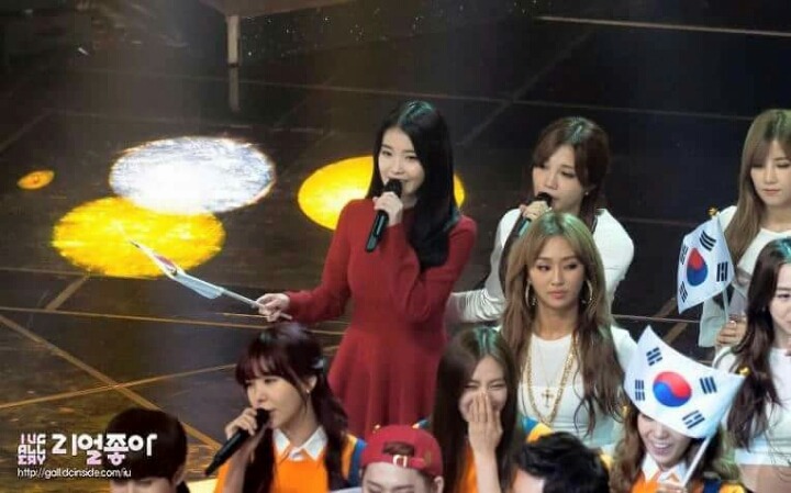 혼자 떨어진 아이유 챙겨주는 정은지.jpg | 인스티즈