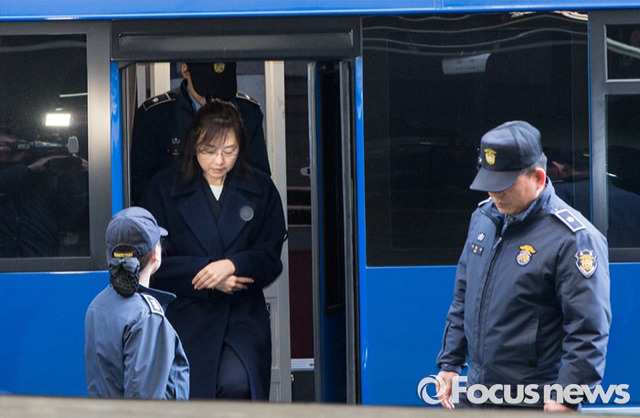 설날 푹 쉬고 특검에 출근한 조윤선 | 인스티즈