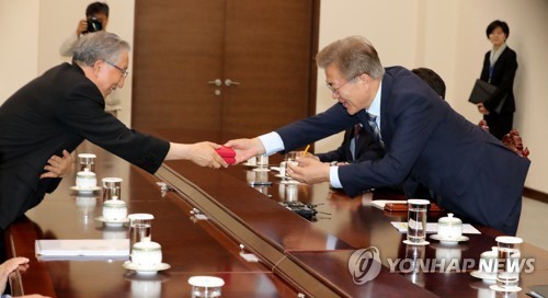 오늘자 득템 자랑하는 문재인 대통령.jpg | 인스티즈