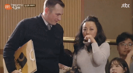 톡투유 녹화하다 중간에 나간 방청객.gif | 인스티즈