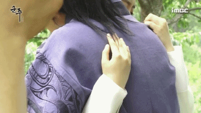 더듬는게 잴 어려운 김소현.gif | 인스티즈