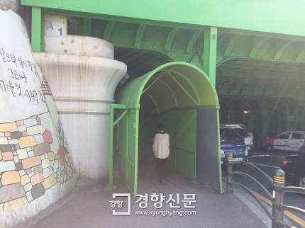 대낮 여대 앞 통학로에서 벌어진 무차별 폭행 | 인스티즈