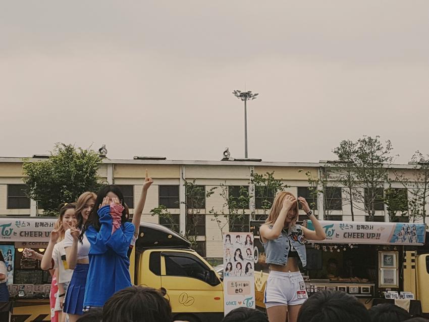 [트와이스] 오늘자 트와이스 미니팬미팅 & 역조공.jpg | 인스티즈