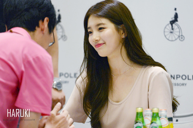 사인회에서 아이컨택 해주는 수지.gif | 인스티즈