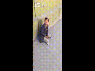 다리잃고 구걸하는 아이 괴롭히는 군인.gif | 인스티즈