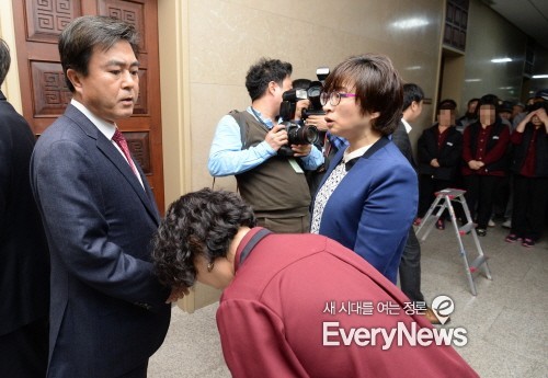 청소근로자에게 큰절하는 우윤근 국회 사무총장 | 인스티즈
