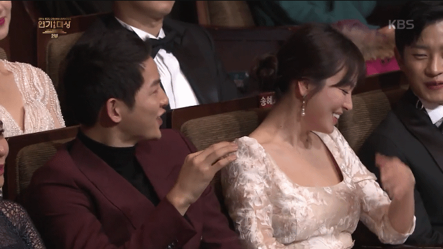 우는 신랑 창피해하는 마누라.gif | 인스티즈