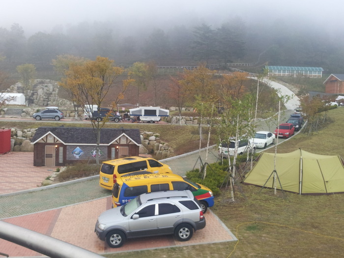 구름아래 캠핑장 이미지