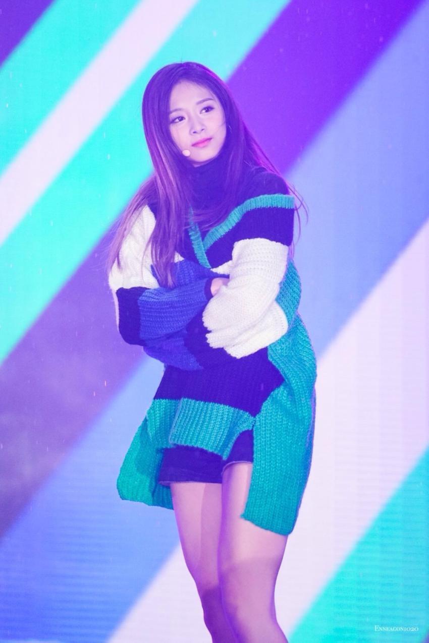 불편해하는 쯔위 | 인스티즈