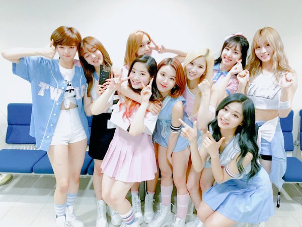 [트와이스] 1주년 기념 멤버 단체 짤 모음.jpg | 인스티즈