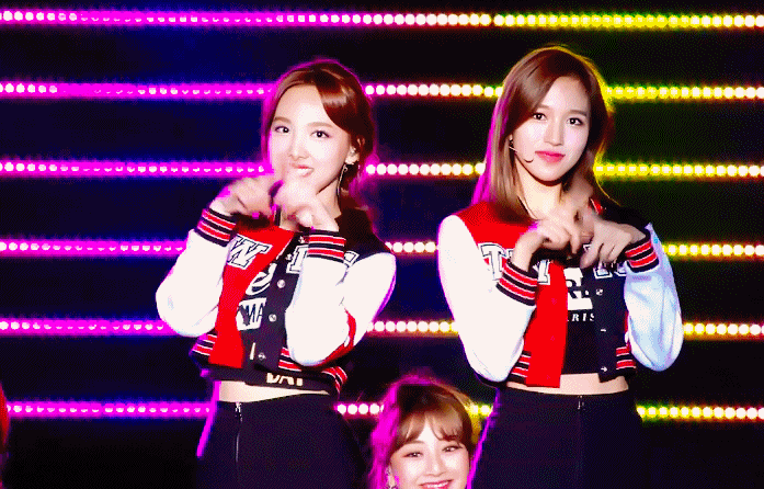 9명 다 레전드 갱신한 오늘자 트와이스 무대.gif | 인스티즈