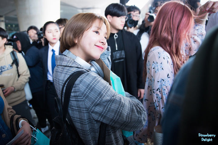 싱가폴 콘서트마치고 170430 입국한 트와이스 채영+미나 | 인스티즈