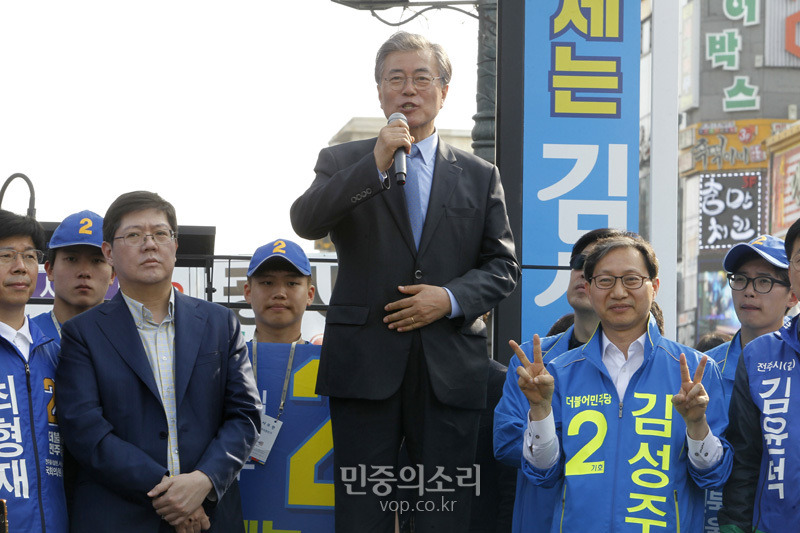 [문재인] 오늘은 전주 지원 유세하러 방문하신 문재인 전 대표.jpg | 인스티즈