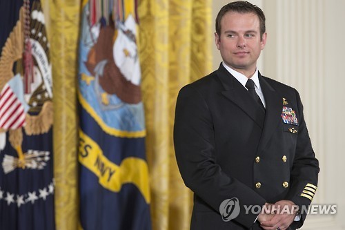 네이비 씰 역사상 살아서 메달 오브 아너 받은 최초의 대원 | 인스티즈