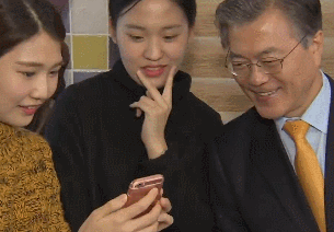 ㅋㅋㅋㅋ공공재가 된 자신을 받아들인 문재인.gif | 인스티즈