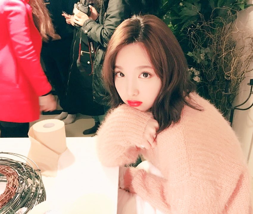 [트와이스] 나연이의 복숭아 화관이 부러운 모모링 ㅎㅎ | 인스티즈