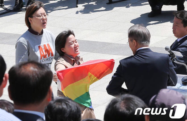 문재인, 안보 행보 발표중 재를 뿌린 성소수자 난입 사진 | 인스티즈