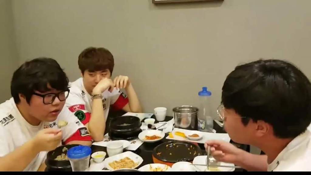 1라운드 마치고 회식하는 skt t1 선수들 | 인스티즈