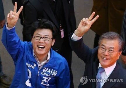 [강서을] 방신시장 돈통에 사인하는 문수르.JPG (feat.게릴라 팬미팅 분위기) | 인스티즈
