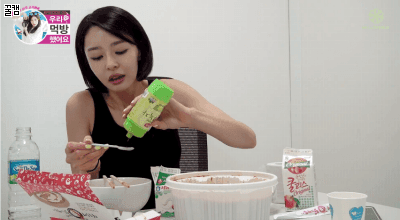 특이하게 먹는 여자아이돌 두명 | 인스티즈