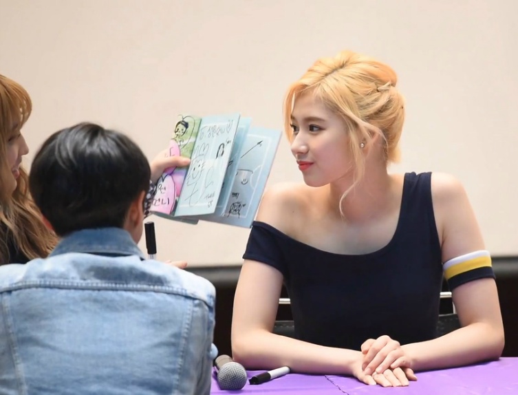 금발도 잘 어울리는 사나 | 인스티즈