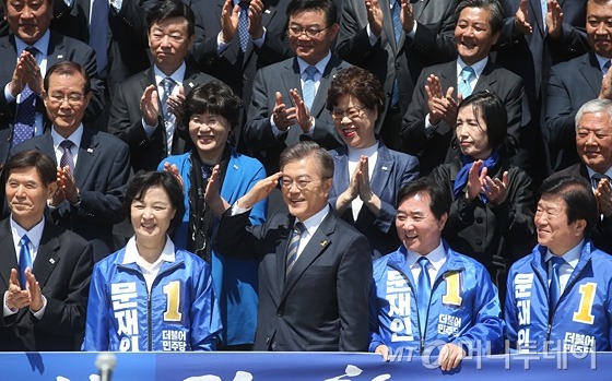 오늘 거수경례 하는 문재인과 지지자들.JPG | 인스티즈