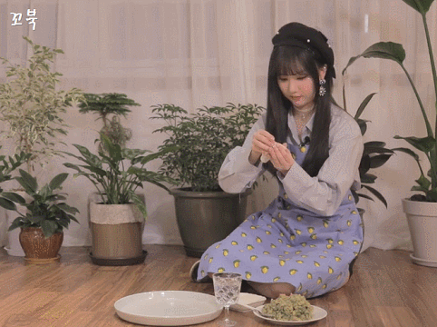 예쁘게 만두 만드는 여자친구 은하.gif | 인스티즈