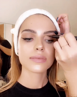 입술에 뭐 바르는 짤이랑 눈에 반짝이 칠하는 짤.gif | 인스티즈