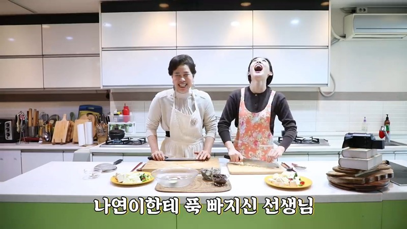 요리 배우다가 선생님한테 호되게 당하는 트와이스 나연.JPG | 인스티즈