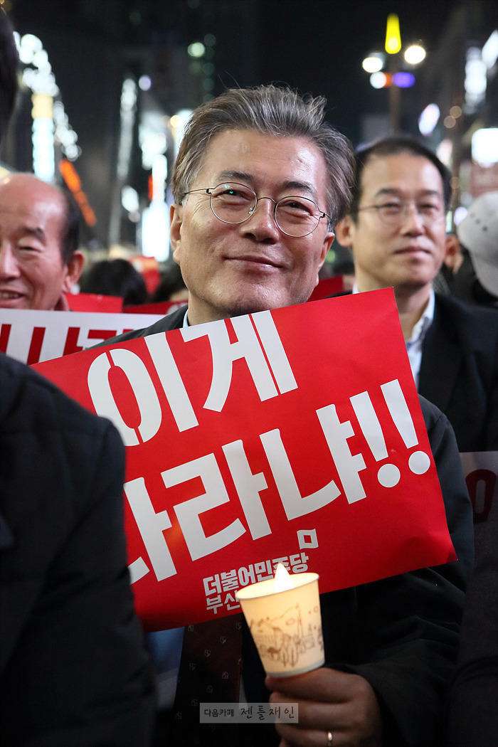나이 들면서 얼굴의 느낌이 바뀐듯한 문재인 대통령.jpg (데이터주의) | 인스티즈
