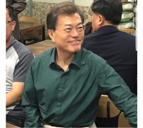 국민에게 우산 씌워주는 문재인 대통령 .jpg (삼청동 수제빗집) | 인스티즈