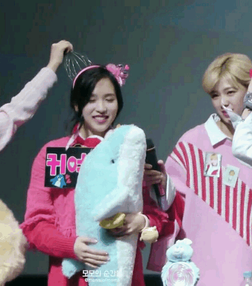 트와이스 두피마사지 기 반응.gif | 인스티즈