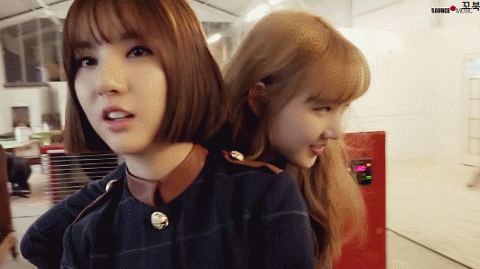 은근슬쩍 만지는 여자친구 예린.gif | 인스티즈