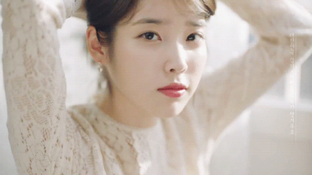 머리 묶는 아이유.gif | 인스티즈