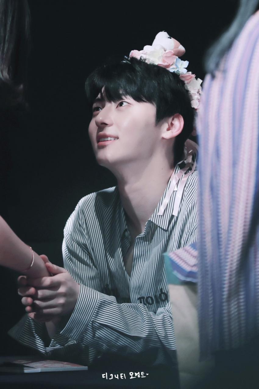 [워너원] 20cm 진한 아이컨텍을 받을수 있다는 황민현 팬싸모습 | 인스티즈