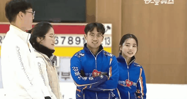 너무 잘생겨서 상대팀 여자선수한테 대놓고 하트 받는 선수.GIF | 인스티즈