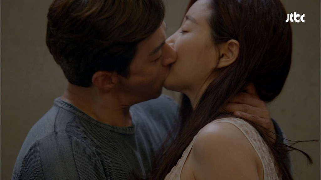 이성과 가장 설렜던 첫 스킨쉽은? | 인스티즈