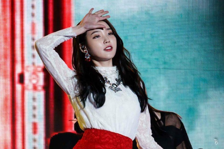 본인 직찍 다운받고 다니는 아이유.jpg | 인스티즈