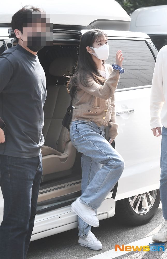 유스케 출근한 오늘자 아이유 | 인스티즈