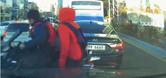 실제 도로에서 범퍼카 운전하는 고딩들.gif | 인스티즈