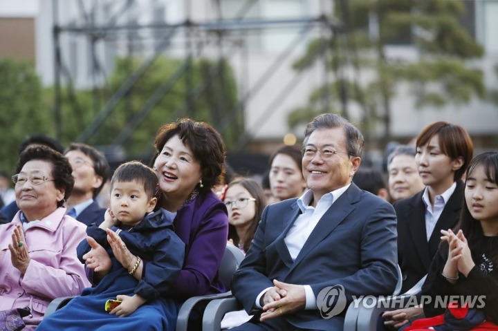 성격이 정반대인거같은 문재인대통령의 두 손자 | 인스티즈