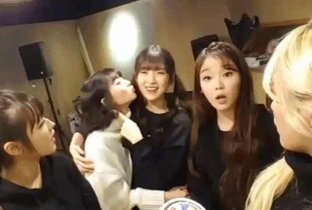 [오마이걸] 비니에게 뽀뽀하는 아린 + 비니 뽀뽀 거부하는 아린.gif | 인스티즈