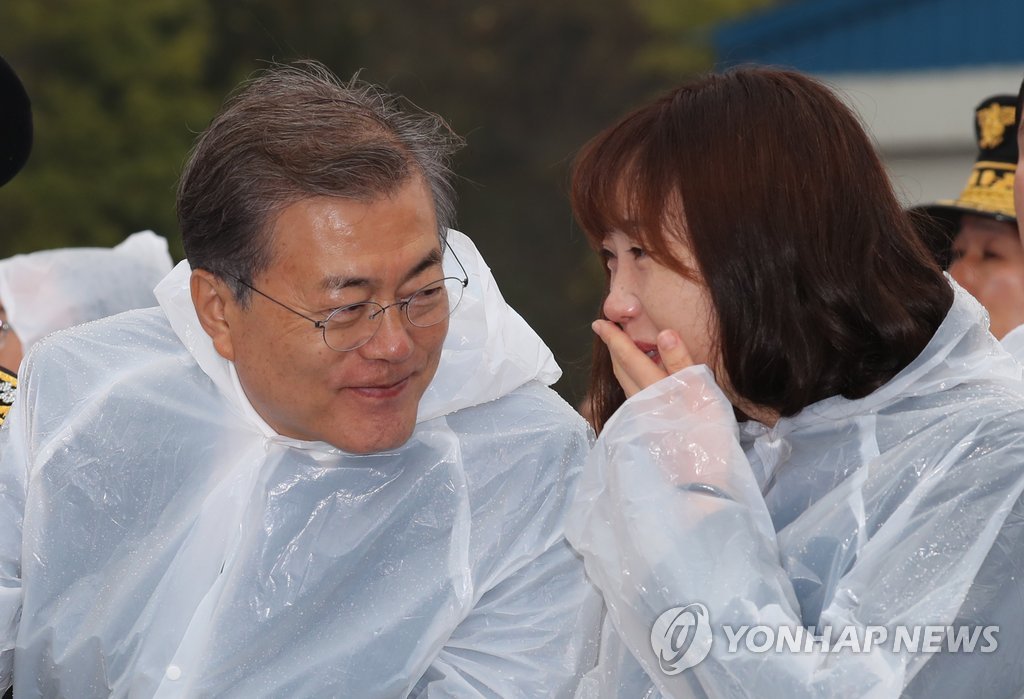 고 한상윤 소방장의 가족분들 다독이고 위로해주는 문재인 대통령 | 인스티즈