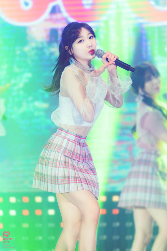 나름 과감하게 바뀌고 있는 러블리즈 수정이의 의상변화.jpgif | 인스티즈